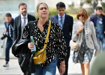 Filha de Pélicot, condenado por drogar a mulher para que estranhos a estuprassem, denuncia o pai por abuso sexual