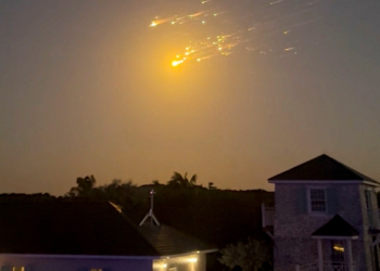Fragmentos de nave da SpaceX rasgam os céus e causam atrasos em voos e paralisações em aeroportos da Flórida, nos EUA