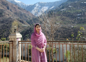 Malala retorna a cidade natal da família no Paquistão pela primeira vez após ser baleada