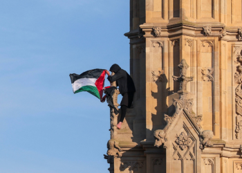 Homem é preso após escalar Big Ben com bandeira da Palestina