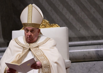 Papa Francisco tem mais uma 'noite tranquila' e 'está descansando', diz Vaticano