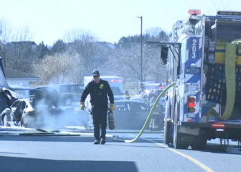 Avião cai em estacionamento na Pensilvânia