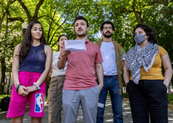 Justiça dos EUA suspende deportação de estudante da Universidade de Columbia preso por governo Trump
