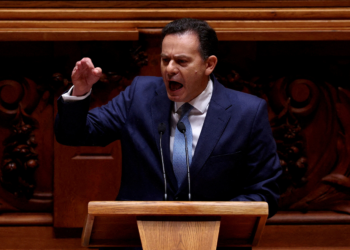 Premiê de Portugal cai após derrota no Parlamento, e país deve ter novas eleições