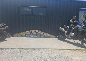 Polícia encontra R$ 2 milhões em cocaína escondida em cabine de caminhão; vídeo