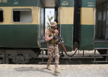 VÍDEO: Veja momento em que separatistas atacam trem e fazem centenas de reféns no Paquistão