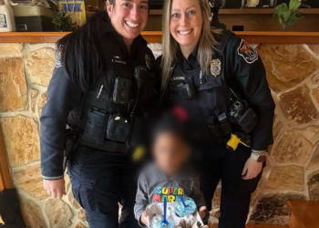 Criança chama a polícia para ‘denunciar’ mãe por tomar seu sorvete nos EUA; VÍDEO