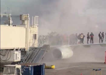 Avião da American Airlines pega fogo no aeroporto de Denver, e passageiros se aglomeram em asa; VÍDEO