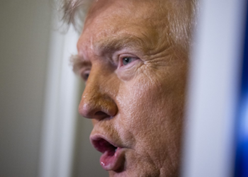 Juízes dos EUA ordenam que governo Trump reintegre milhares de trabalhadores demitidos