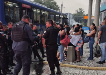 Ônibus com 70 passageiros é sequestrado na avenida Brasil, no Rio