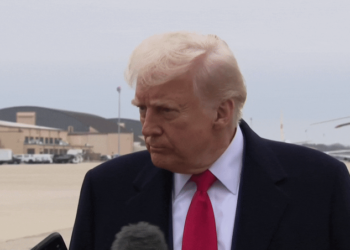 Trump leva 'microfonada' no rosto antes de embarcar para a Flórida; VÍDEO