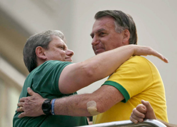 Tarcísio ataca governo Lula em ato de Bolsonaro e ironiza punição pelo 8/1: 'usaram batom?'