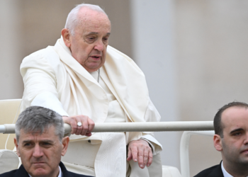 Há um mês hospitalizado, papa Francisco diz em mensagem que vive momento de 'provação'