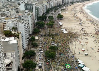 Ato de Bolsonaro no Rio leva metade do público de 2024, aponta levantamento