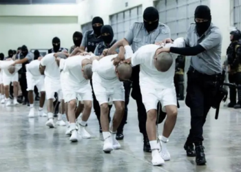 O que diz a lei do século 18 que Trump usou para deportar venezuelanos para El Salvador