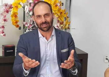 Eduardo Bolsonaro teme por liberdade e decide ficar  nos EUA