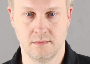 Político trumpista é preso suspeito de tentar marcar encontro sexual com garota de 17 anos nos EUA