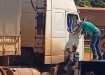 Caminhoneiro é encontrado morto dentro de caminhão; veja vídeo