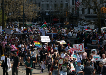 Milhares de manifestantes se reúnem em cidades dos EUA para protestar contra Trump