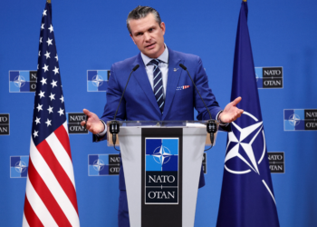 Secretário de Defesa dos EUA teria compartilhado detalhes de ataque aéreo em grupo com familiares, diz jornal