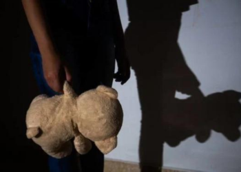 Mãe deixa três crianças sozinhas e some