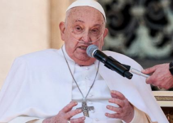 Corpo do papa Francisco será colocado no caixão às 15h, diz Vaticano