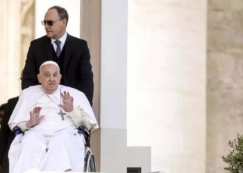 Caixão aberto e veste vermelha: como será o funeral do papa Francisco