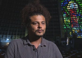 Morador da Maré que discursou para o papa Francisco relembra lições de amor ao próximo e presente recebido