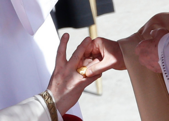 Como é o 'Anel do pescador', usado pelo papa Francisco e que foi destruído após ele morrer