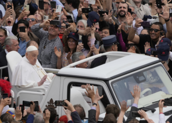 Papa Francisco fez gesto de 'tchau' para enfermeiro antes de morrer, falou 'obrigado' e não sofreu, diz Vaticano