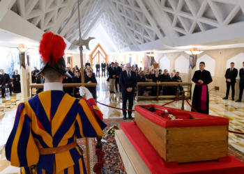 A portas fechadas, funcionários do Vaticano iniciam despedida 'silenciosa' do papa Francisco