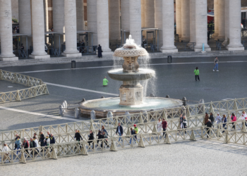 Fiéis começam a formar fila para prestar homenagem ao papa Francisco; velório será às 6h