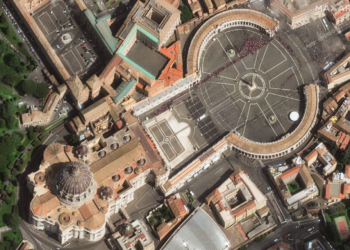 O último adeus: imagens de satélite mostram fila gigante de fiéis para se despedir do papa Francisco no Vaticano; VEJA