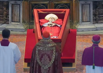 O significado de 6 itens simbólicos que acompanham papa Francisco no velório da Basílica de São Pedro