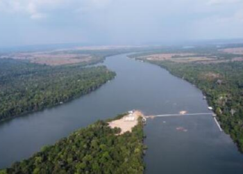 Homem é soterrado por detritos de balsa, fica preso no fundo de rio e morre