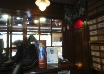 Do bairro ao Vaticano: como os sapatos simples do papa Francisco enchem os argentinos de orgulho