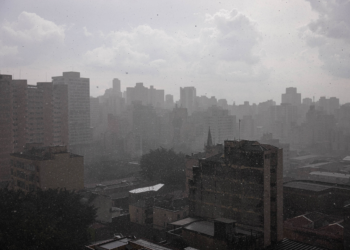 São Paulo deve ter sexta (25) chuvosa e fim de semana com sol entre nuvens