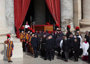Basílica de São Pedro é aberta para último dia de velório do papa Francisco; ACOMPANHE