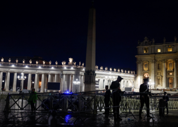 Fiéis aguardam início da missa do funeral do papa Francisco; ACOMPANHE