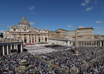 Cerca de 400 mil pessoas estiveram presentes no funeral do papa Francisco, dizem autoridades