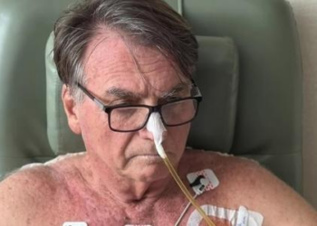 Após Bolsonaro receber intimação, CFM diz que acesso à UTI é restrito