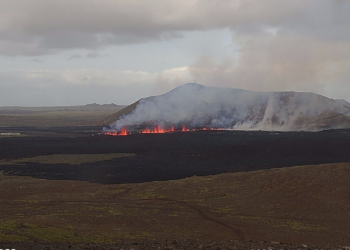 Vulcão volta a entrar em erupção na Islândia