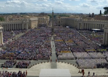 'Grande ensinamento de Francisco foi que só a misericórdia cura e cria um mundo novo', diz cardeal Pietro Parolin, em missa após um dia do sepultamento do papa