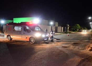 Mulher cai de carroceria de caminhonete, bate a cabeça no asfalto e morre