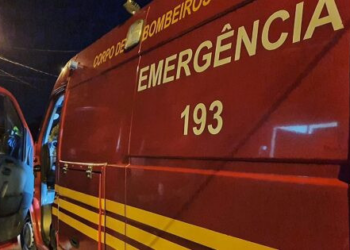 Jovem de 25 anos bate moto contra poste e morre