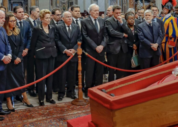 Por um instante, tive esperança ao ver Janja & Cia. no velório do papa