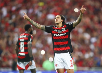 Flamengo domina e goleia Corinthians no Maracanã