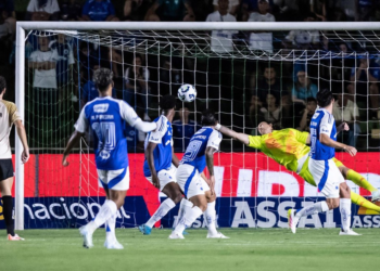 Cássio brilha, Cruzeiro vence e afunda Vasco no Brasileirão
