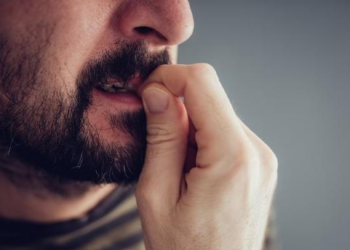 Jovem tem AVC após contrair bactéria ao roer unhas