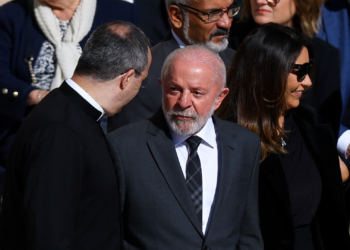 É #FAKE que Janja foi a única primeira-dama que não usou véu no funeral do papa Francisco